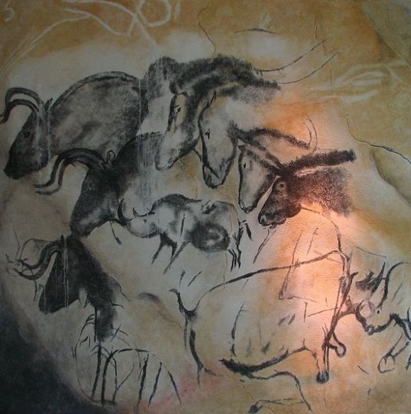 Chauvet 1 photo 594px-Paintings_from_the_Chauvet_cave_museum_replica_zps887f5ae4.jpg