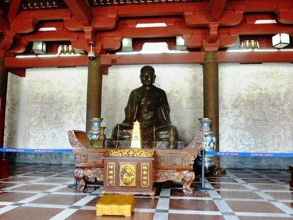 Xuanzang statue photo 795px-Statue_of_Xuanzang_Wild_Goose_Pagoda_Xian_zps0fc06308.jpg