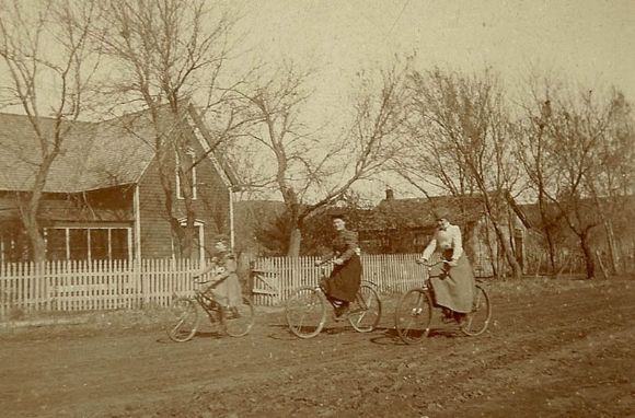  photo 800px-Women_on_bicycles_late_19th_Century_USA_zpsc02c1616.jpg