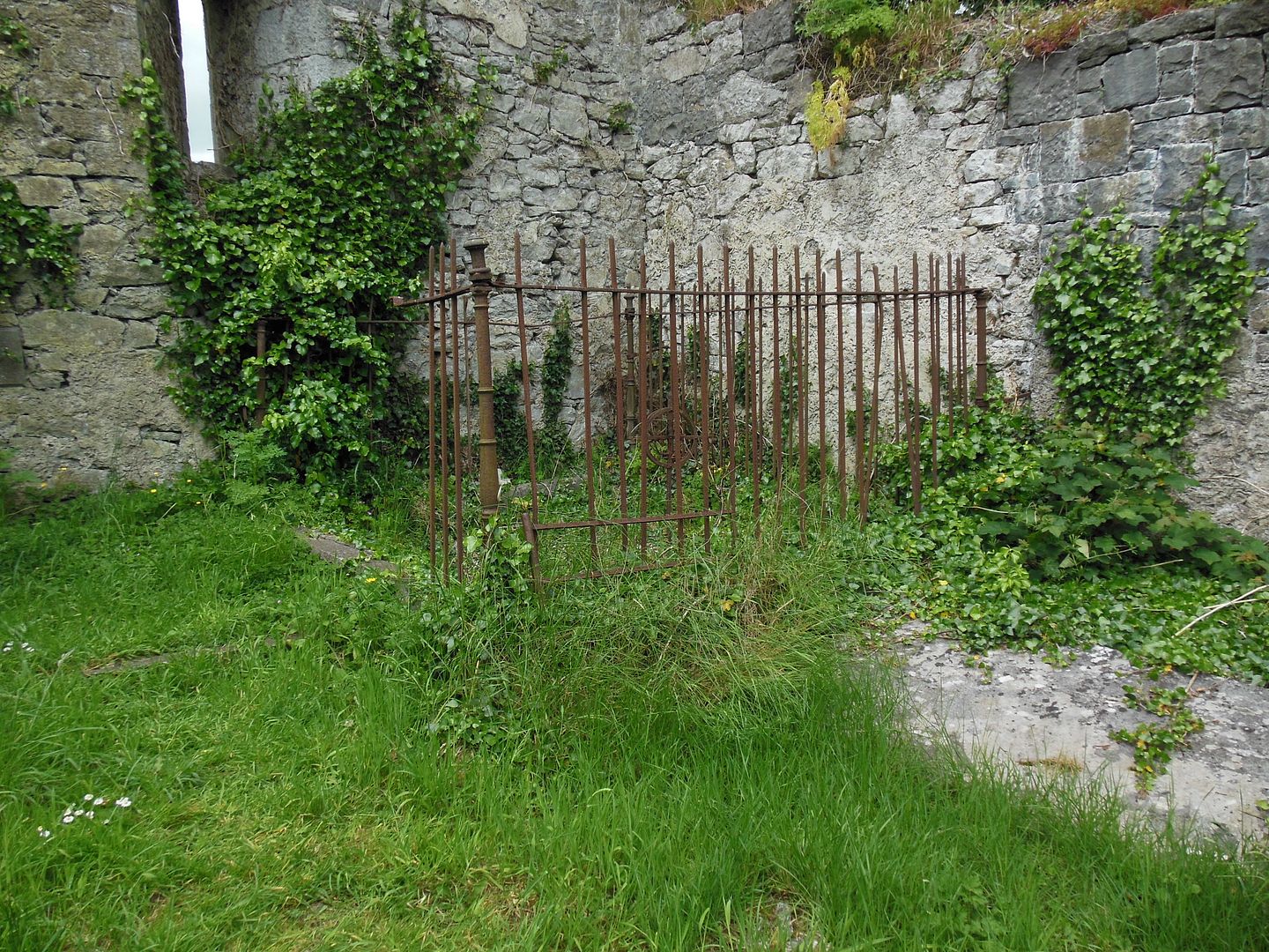 inside grave 1596